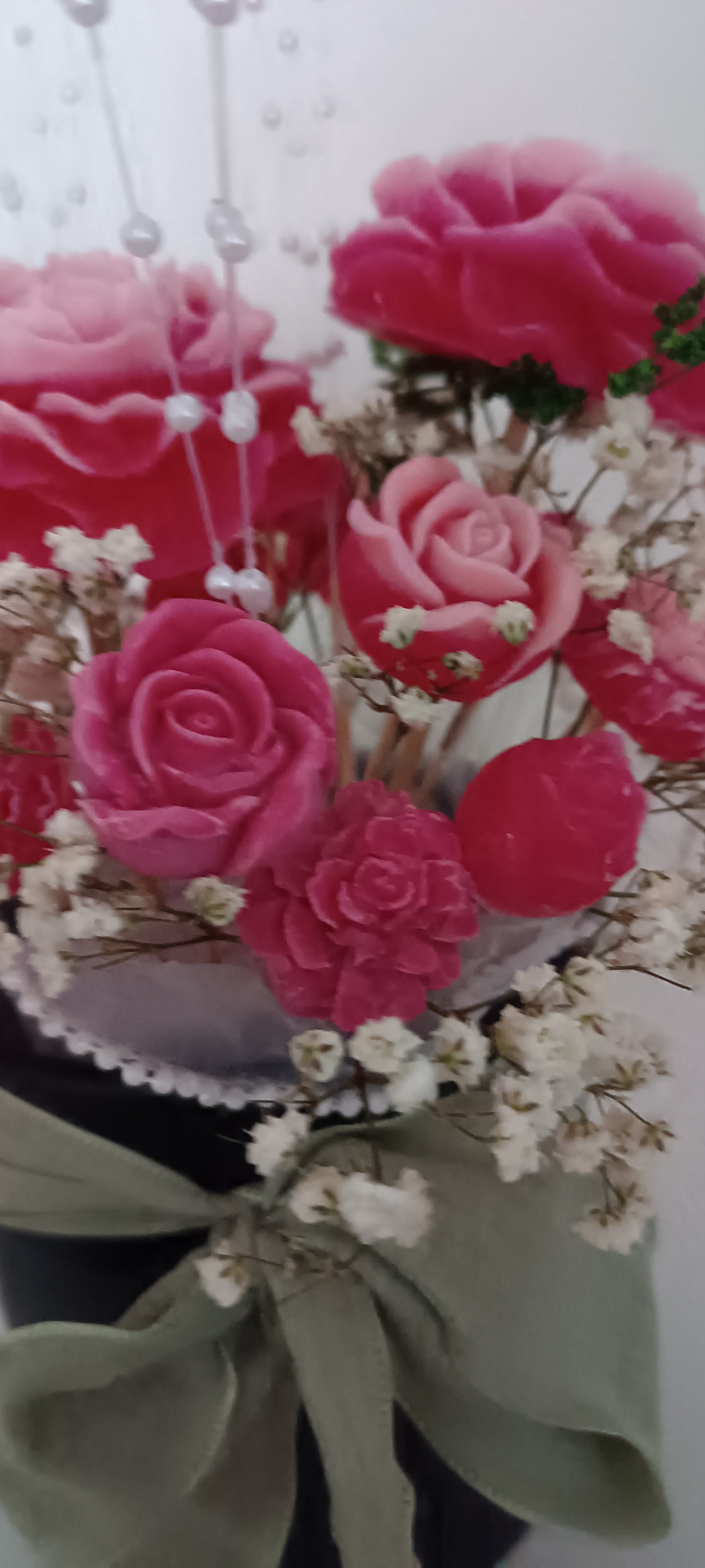 Lindo arranjo floral de peónias e pequenas flores diversas