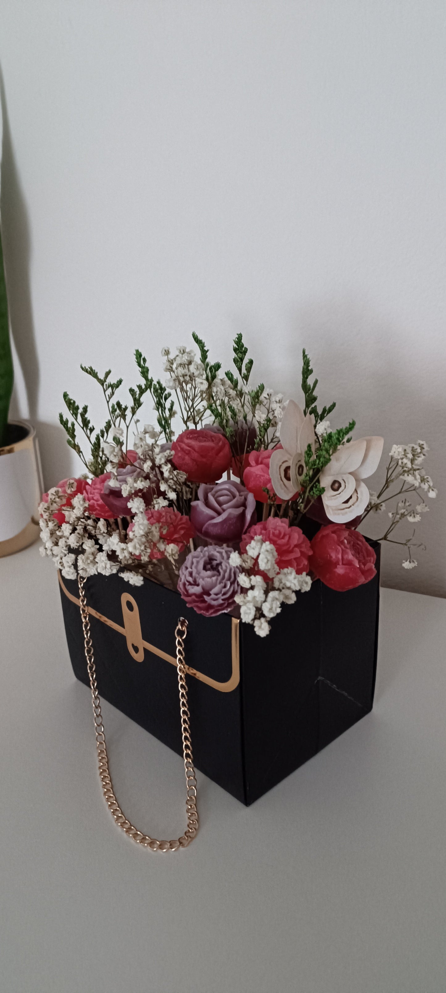 Bonito arranjo flores de diversas flores de velas, flores secas em mala preta