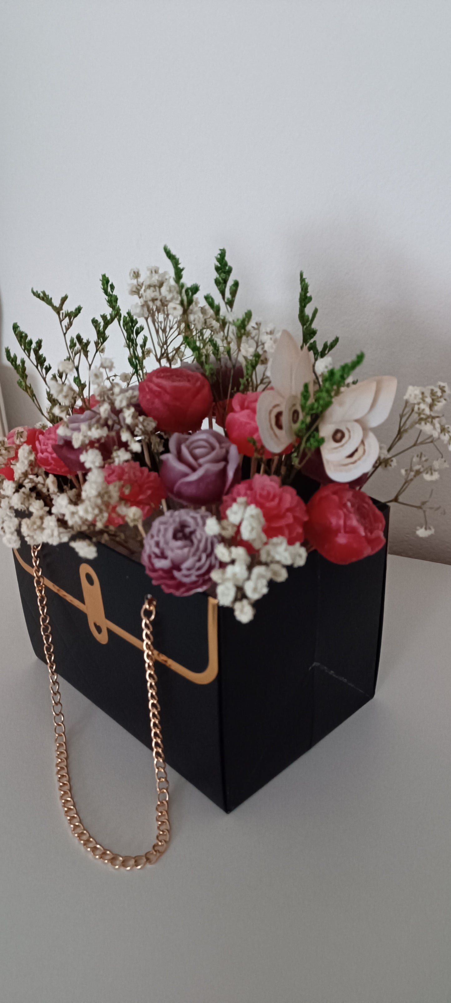 Lindo bouquet de flores de velas decorativas, com flores secas, base estilo mala